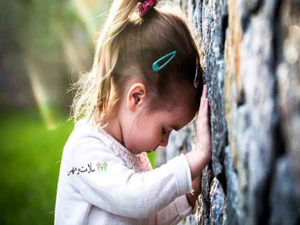 سرکوبیدن کودک به دیوار ( برای خواسته های غیر منطقی) یا نشانه اوتیسم